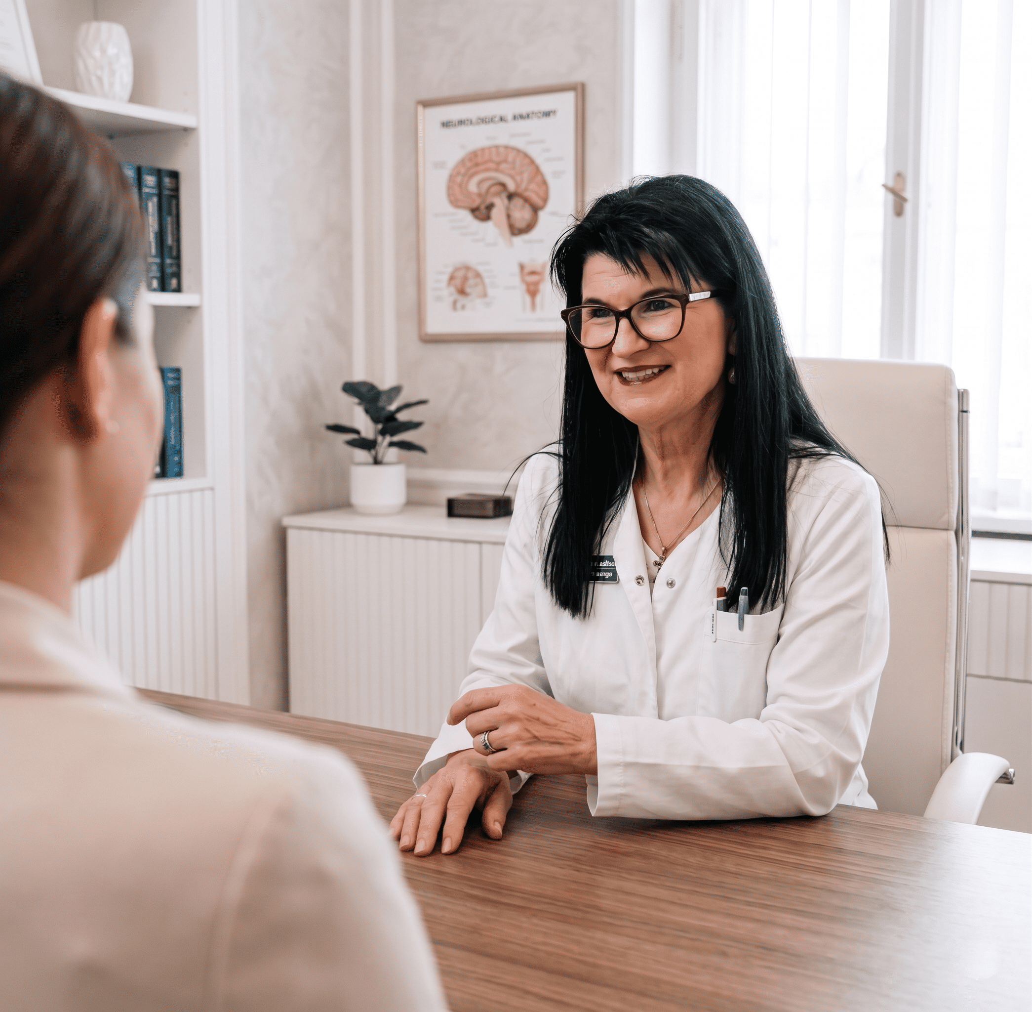 Die erfahrene Neurologin Dr. med. Sabine Ott-Oechsle im ausführlichen Patientengespräch zur Ursachensuche chronischer Beschwerden im Raum Illertal.